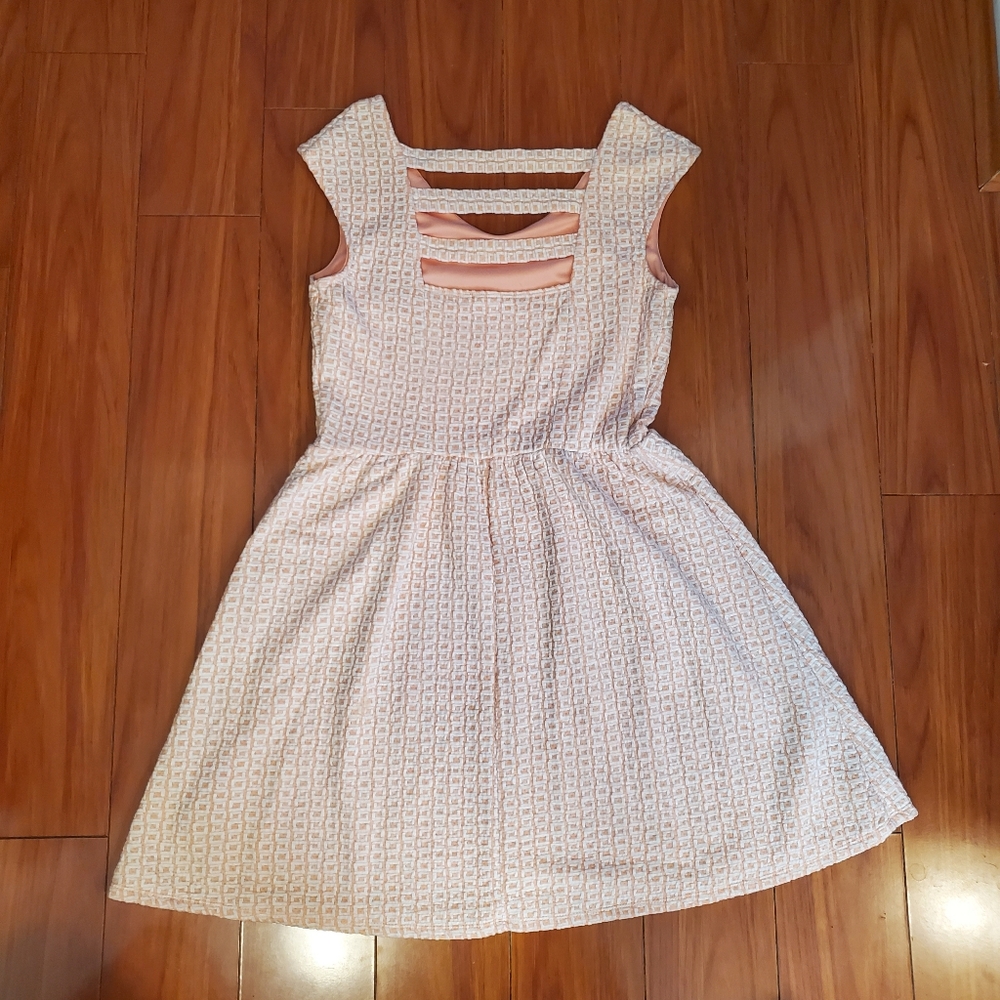 Peach and white fit and flare dress - Picture 2 of 4
